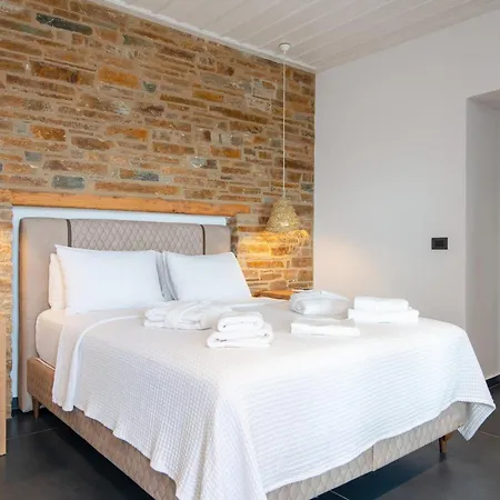 White And Black Triple דירה