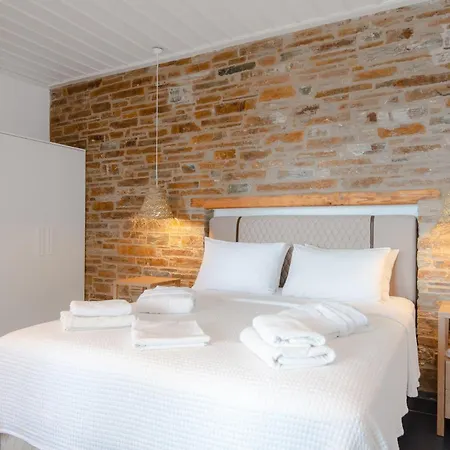 White And Black Triple דירה *