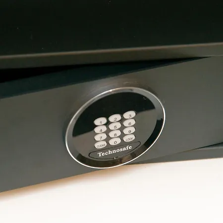 White And Black Triple דירה